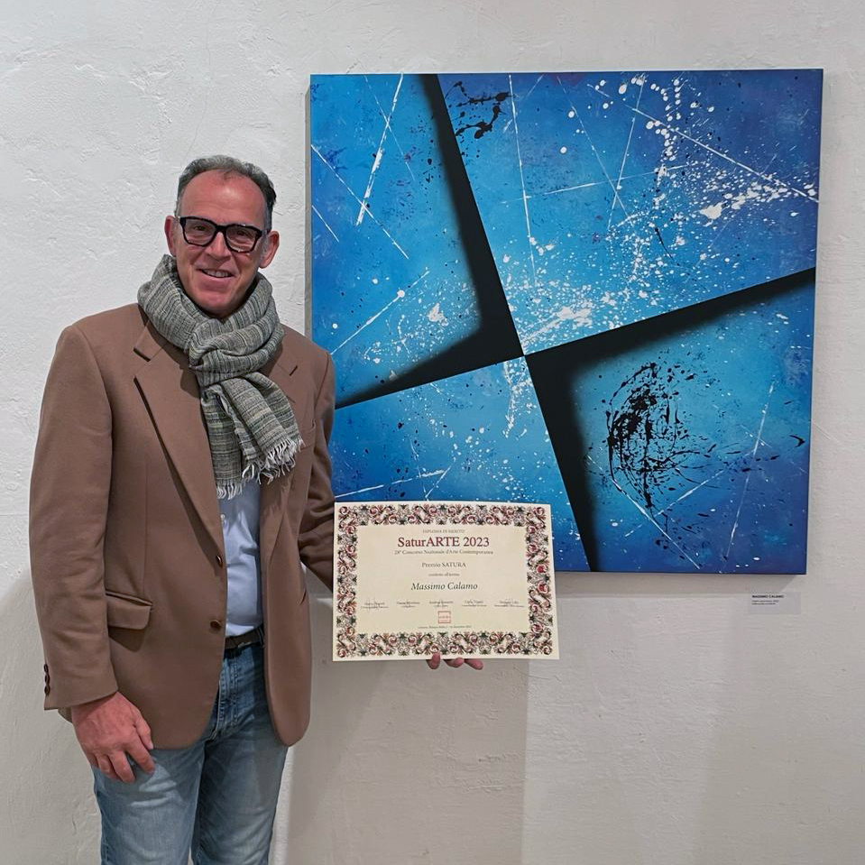 Massimo Calamo mentre riceve il Premio Satura per il quadro